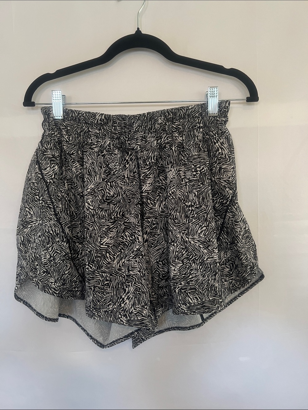 Lululemon Women’s Black & White Patterned Elastic-Waist Shorts, size 12